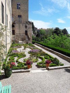 beziers-cathedral-garden